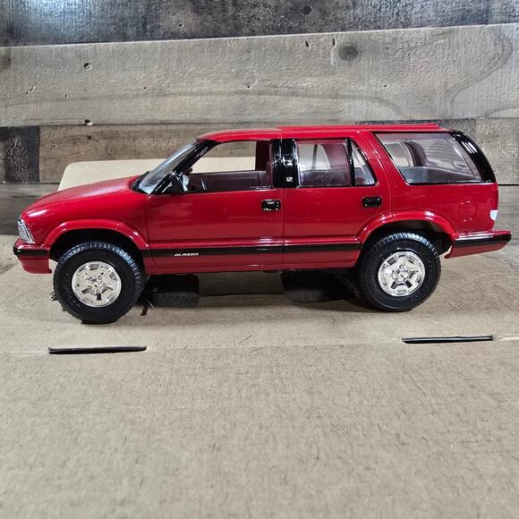 Ertl AMT 1995 Apple Red Chevrolet Blazer 4X4 Dealer Promo - Picture 5 of 11